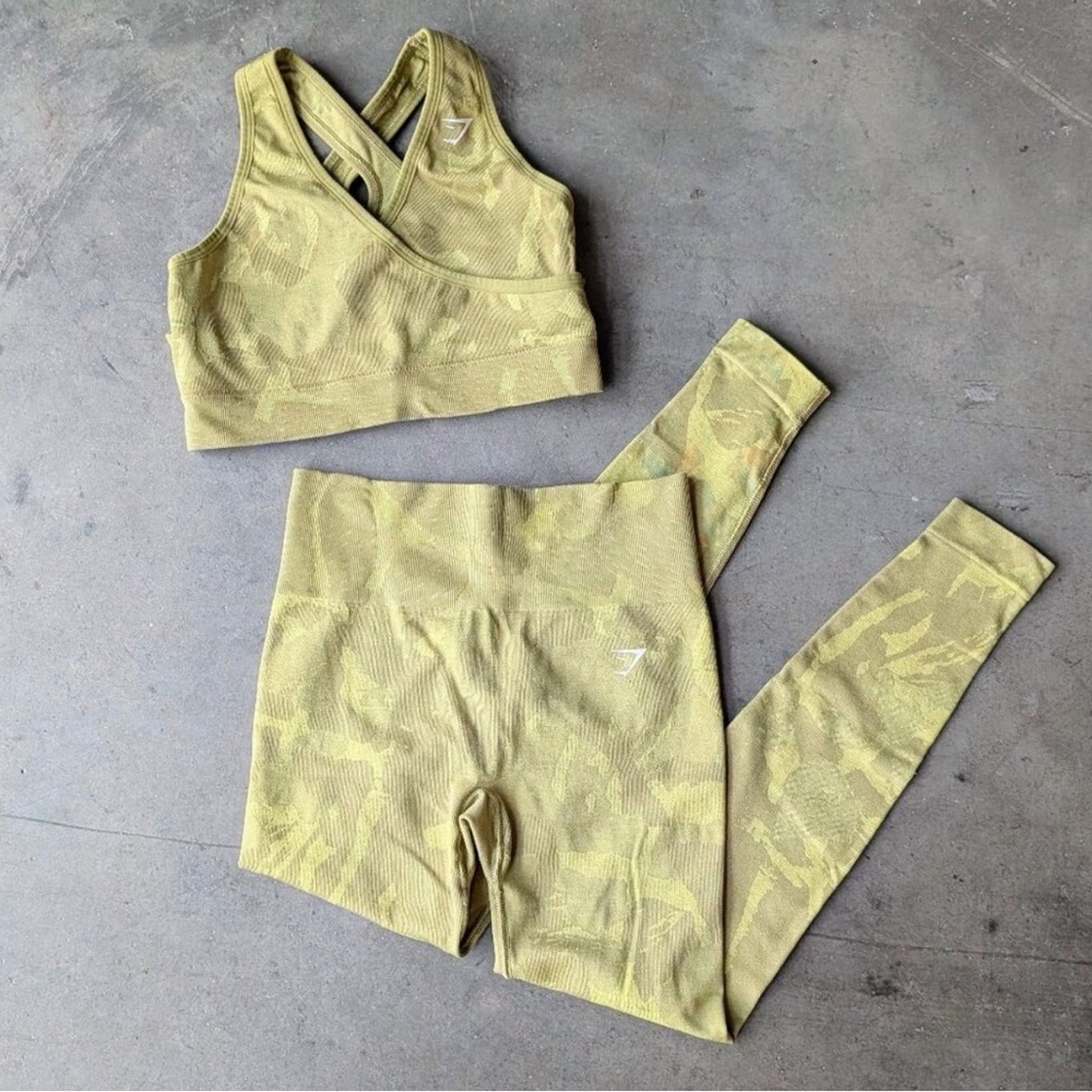 Gymshark Adapt Camo Seamless Sports Bra and Leggings Set Green small